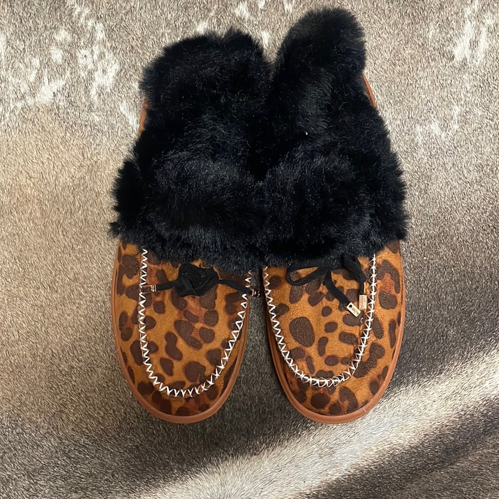Leopard slippers with black fur lining
